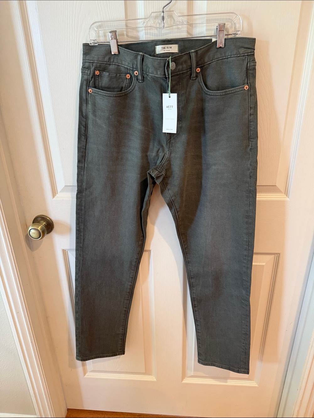 American Eagle Outfitters Light Green Slim Straight Jeans Sz 32/32.  NWT. Box46